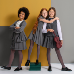 Серны колготки для девочек Юла в школу. Школьные колготки для серой формы Yula. Фото на моделях